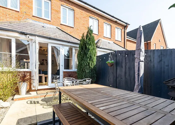 Modern And Spacious Home From Home 1 Mile From M1 - With Netflix, Prime Video, Ps5, Free Parking, Superfast Wifi, Bbq - Sleeps 11 - By Brightleap Apartments