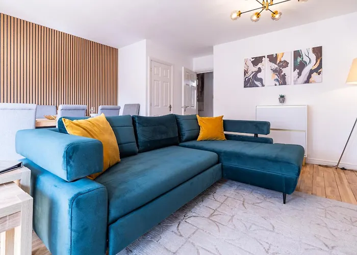 Modern And Spacious Home From Home 1 Mile From M1 - With Netflix, Prime Video, Ps5, Free Parking, Superfast Wifi, Bbq - Sleeps 11 - By Brightleap Apartments