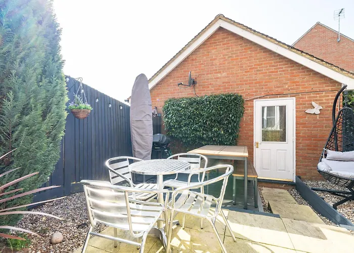 Modern And Spacious Home From Home 1 Mile From M1 - With Netflix, Prime Video, Ps5, Free Parking, Superfast Wifi, Bbq - Sleeps 11 - By Brightleap Apartments