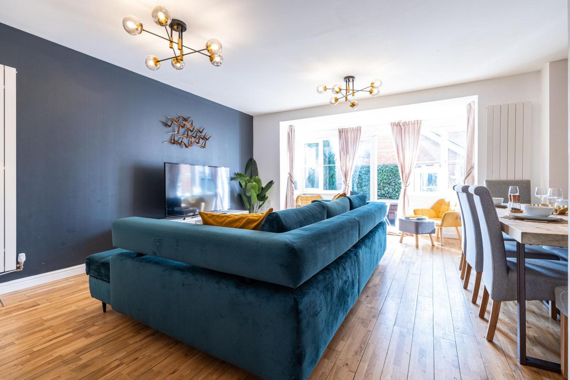 Brightleap Apartments: Modern Home-away With Entertainment & Amenities Apartment *