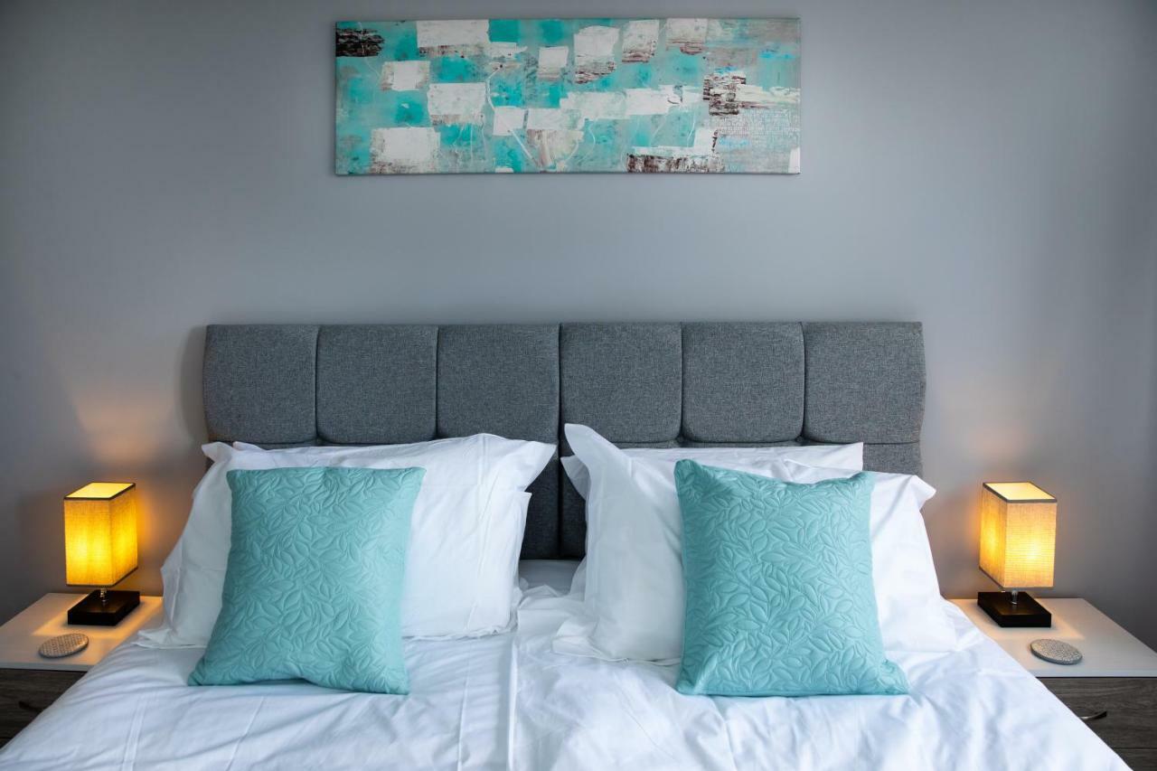 Apartment Brightleap Apartments: Modern Home-away With Entertainment & Amenities