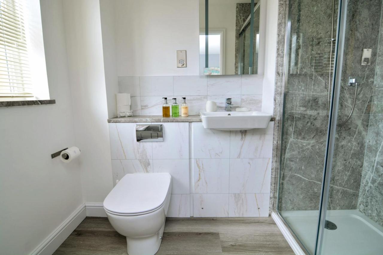 Modern And Spacious From 1 Mile From M1 - With Netflix, Prime Video, Ps5, Free Parking, Superfast Wifi, Bbq - Sleeps 11 - By Brightleap Apartment Milton Keynes