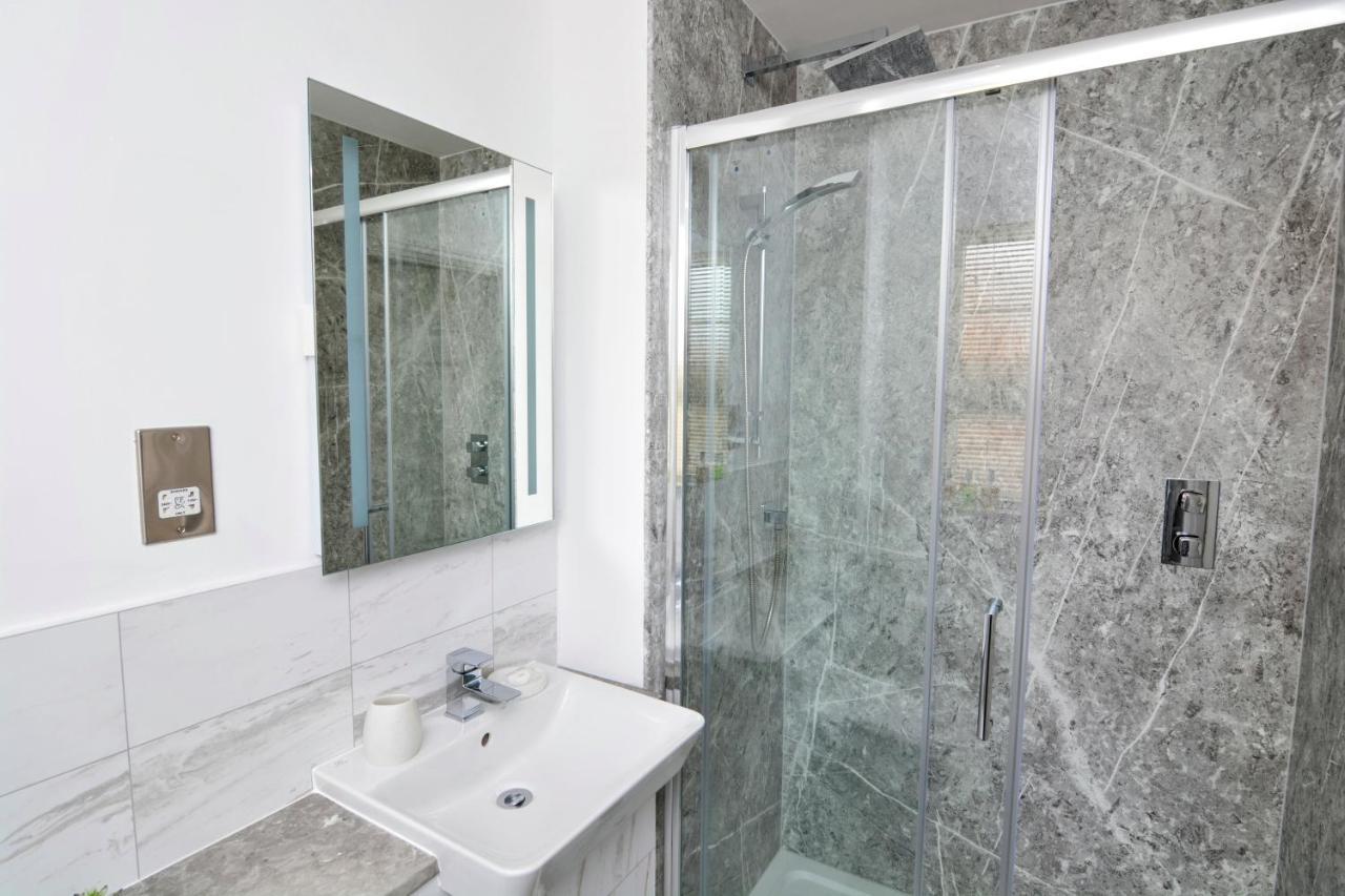 Modern And Spacious From 1 Mile From M1 - With Netflix, Prime Video, Ps5, Free Parking, Superfast Wifi, Bbq - Sleeps 11 - By Brightleap