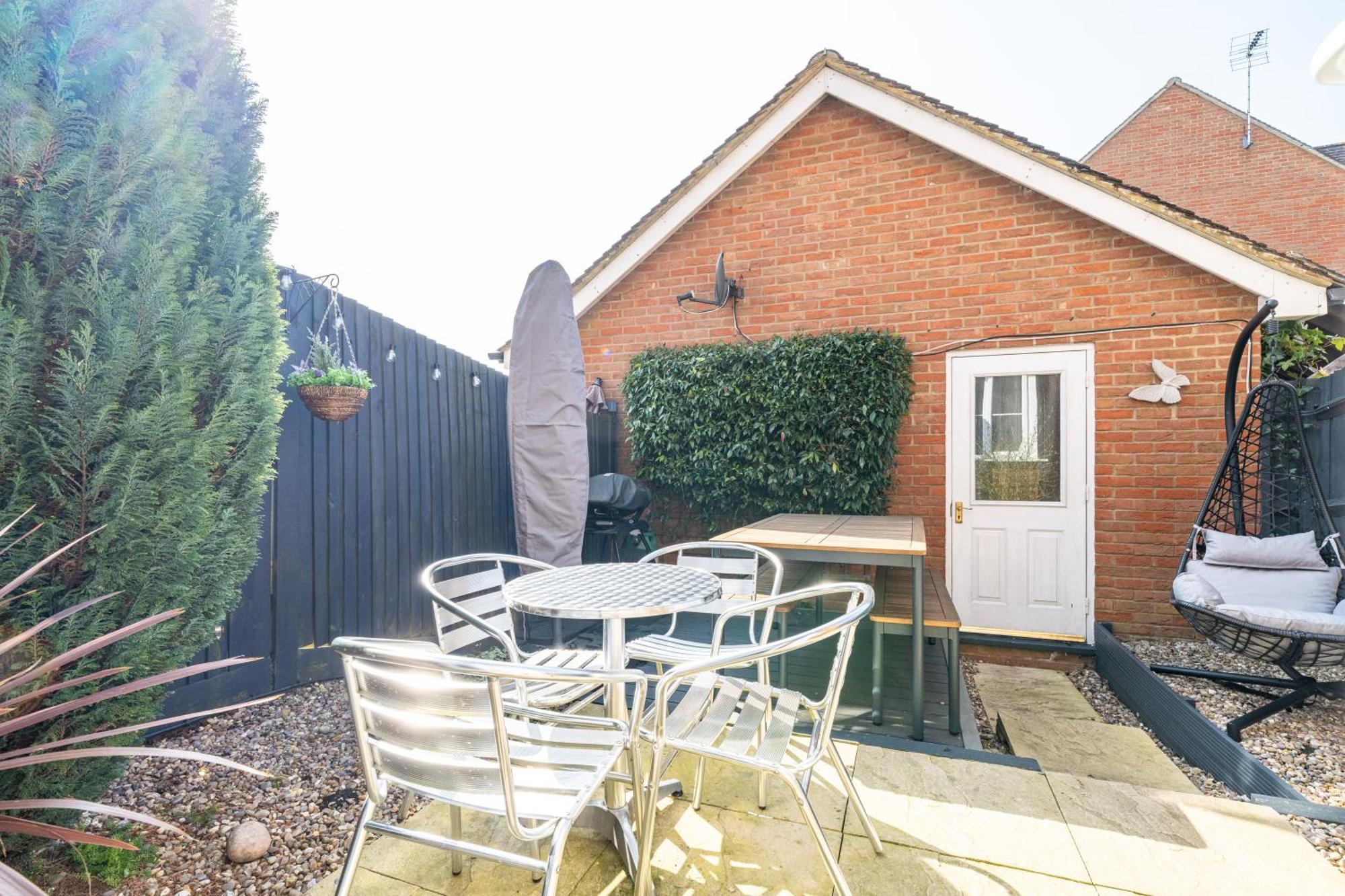 Modern And Spacious From 1 Mile From M1 - With Netflix, Prime Video, Ps5, Free Parking, Superfast Wifi, Bbq - Sleeps 11 - By Brightleap