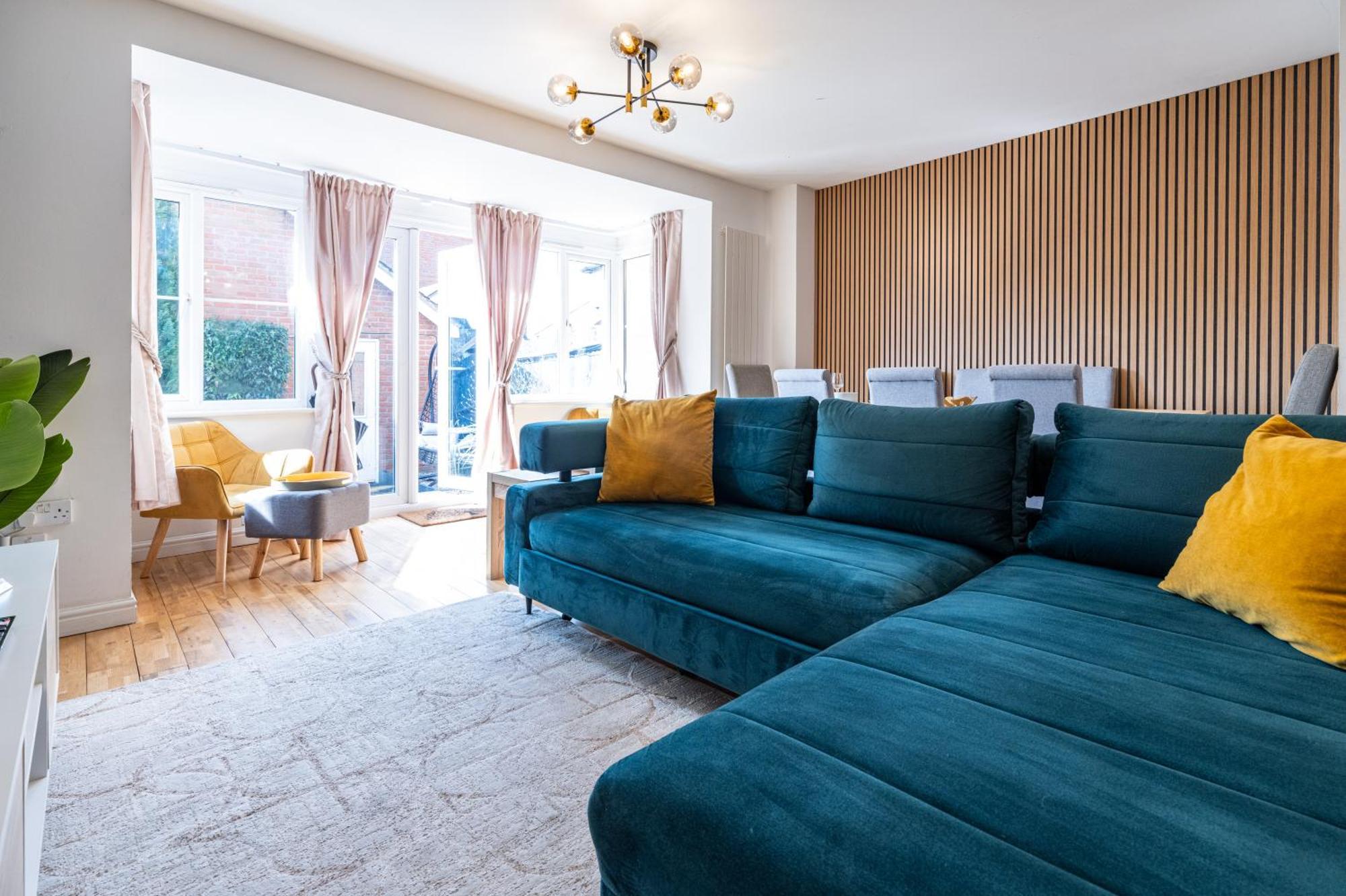 Apartment Modern And Spacious From 1 Mile From M1 - With Netflix, Prime Video, Ps5, Free Parking, Superfast Wifi, Bbq - Sleeps 11 - By Brightleap *