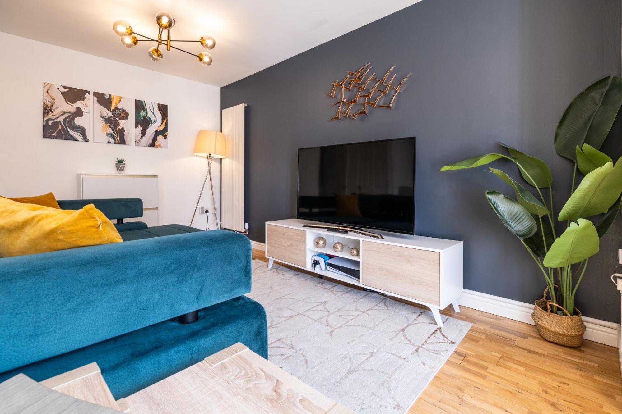 Modern And Spacious From 1 Mile From M1 - With Netflix, Prime Video, Ps5, Free Parking, Superfast Wifi, Bbq - Sleeps 11 - By Brightleap Apartment Milton Keynes
