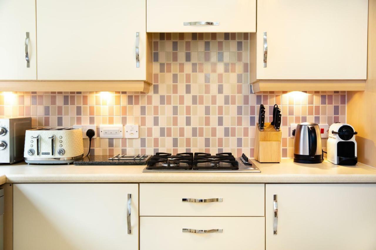 Modern And Spacious From 1 Mile From M1 - With Netflix, Prime Video, Ps5, Free Parking, Superfast Wifi, Bbq - Sleeps 11 - By Brightleap Apartment