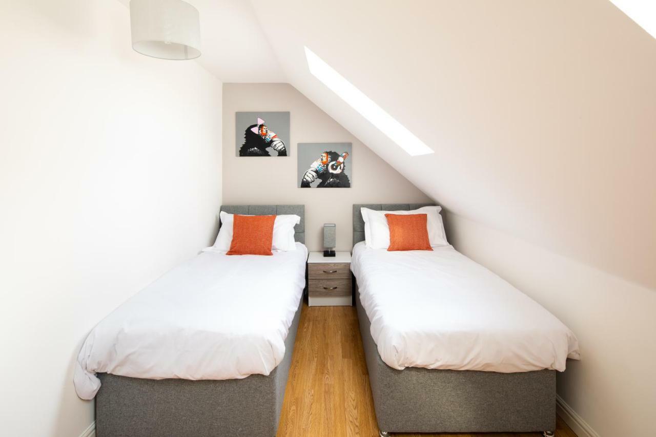 Modern And Spacious From 1 Mile From M1 - With Netflix, Prime Video, Ps5, Free Parking, Superfast Wifi, Bbq - Sleeps 11 - By Brightleap
