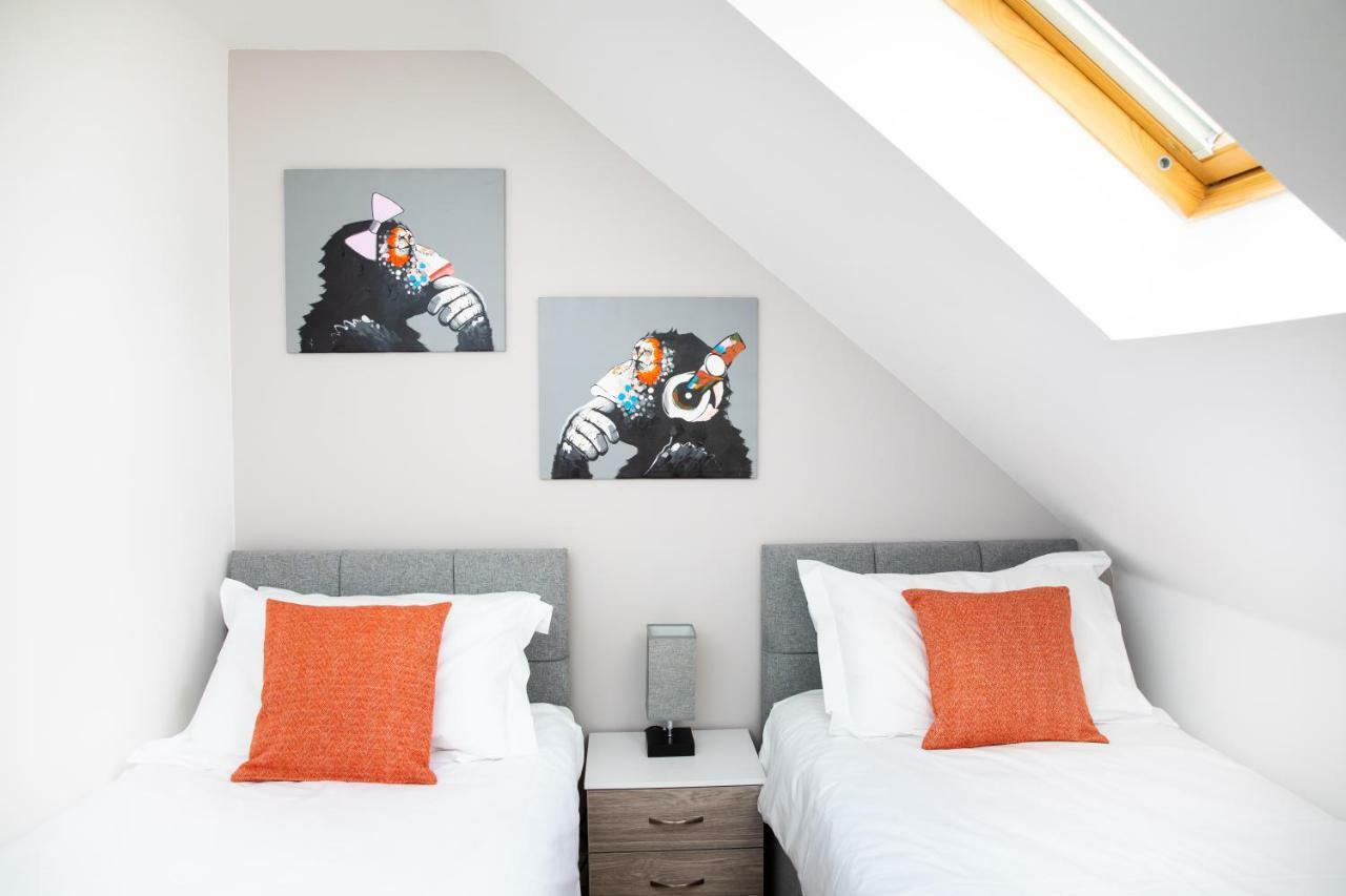 Modern And Spacious From 1 Mile From M1 - With Netflix, Prime Video, Ps5, Free Parking, Superfast Wifi, Bbq - Sleeps 11 - By Brightleap * Milton Keynes