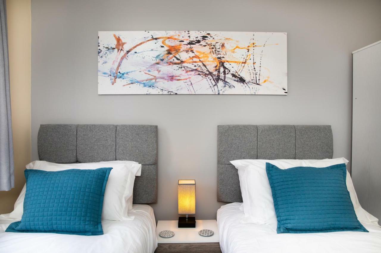 Apartment Modern And Spacious From 1 Mile From M1 - With Netflix, Prime Video, Ps5, Free Parking, Superfast Wifi, Bbq - Sleeps 11 - By Brightleap
